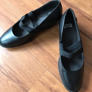 Camper wedge pump with elastic across the top.